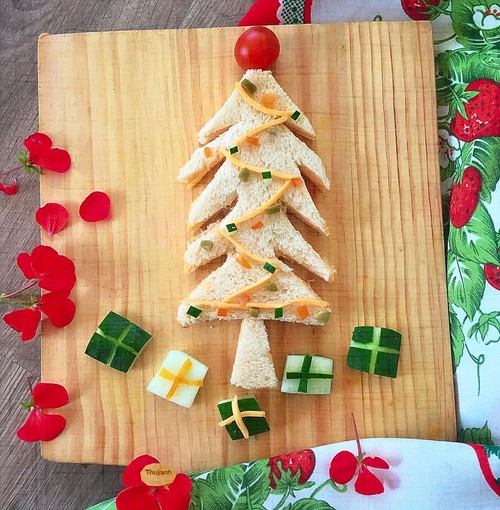 Mùa Giáng sinh năm nay, chị Thùy Anh trổ tài tạo hình các món ăn theo chủ đề ngày lễ thánh, từ những nguyên liệu dễ kiếm như trái kiwi, dưa chuột, cà chua bi, xúc xích... Mùa Giáng sinh năm nay, chị Thùy Anh trổ tài tạo hình các món ăn theo chủ đề ngày lễ thánh, từ những nguyên liệu dễ kiếm như trái kiwi, dưa chuột, cà chua bi, xúc xích...