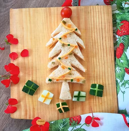 Mùa Giáng sinh năm nay, chị Thùy Anh trổ tài tạo hình các món ăn theo chủ đề ngày lễ thánh, từ những nguyên liệu dễ kiếm như trái kiwi, dưa chuột, cà chua bi, xúc xích...