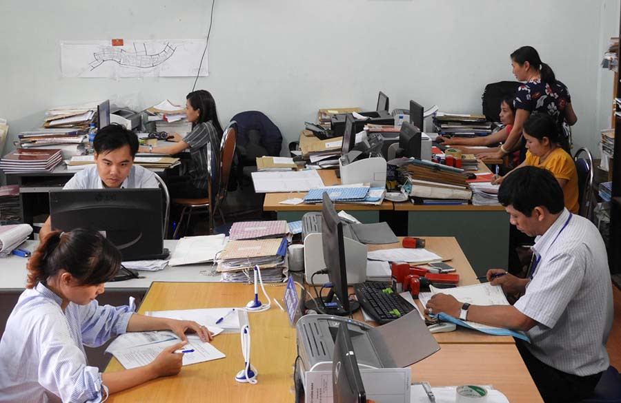 Giải quyết hồ sơ lĩnh vực đất đai tại Văn phòng Đăng ký đất đai-Chi nhánh huyện Ia Grai. Ảnh: L.T