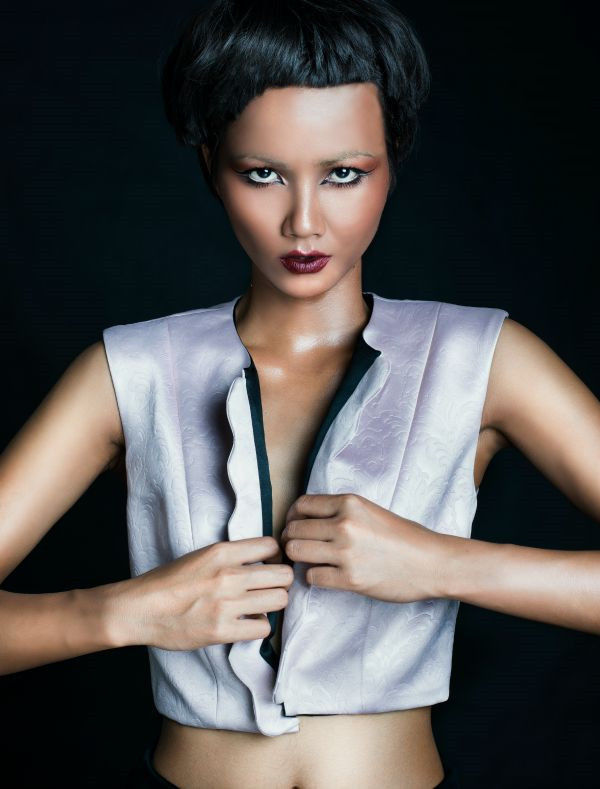 Trước khi tham gia vào đấu trường nhan sắc, H'Hen Niê thường xuất hiện trong các bộ ảnh thời trang mang phong cách độc đáo. Gương mặt sắc nét và cá tính của cô được nhiều người cho là phù hợp với việc chụp hình hơn là trình diễn trên sàn catwalk. Trước khi tham gia vào đấu trường nhan sắc, H'Hen Niê thường xuất hiện trong các bộ ảnh thời trang mang phong cách độc đáo. Gương mặt sắc nét và cá tính của cô được nhiều người cho là phù hợp với việc chụp hình hơn là trình diễn trên sàn catwalk.