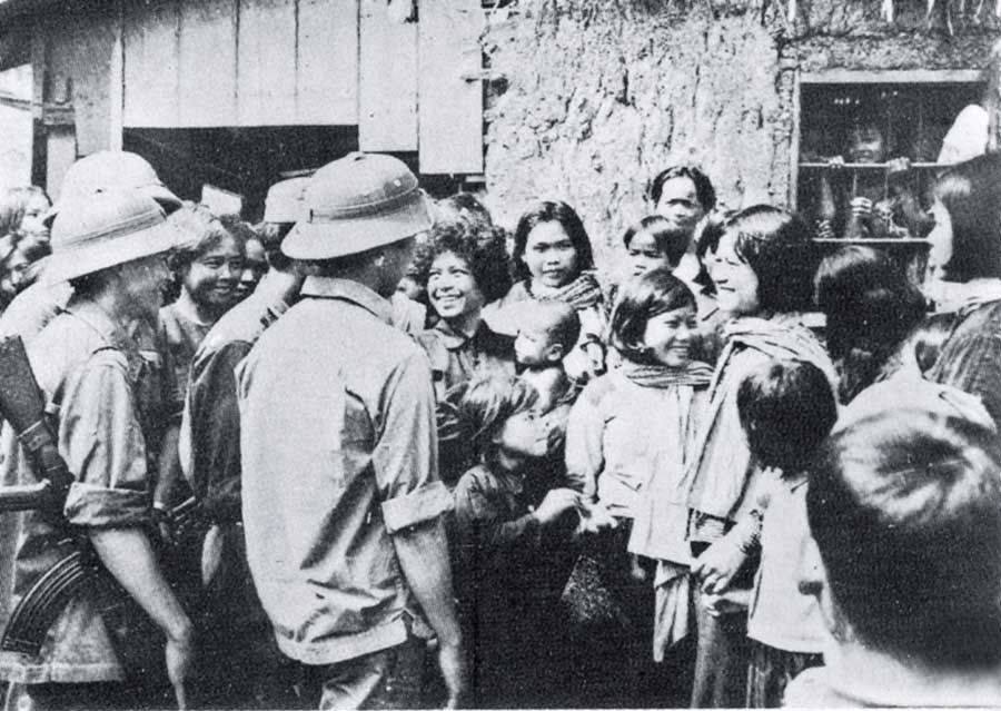 Nhân dân Kampong Cham vui mừng đón bộ đội Sư đoàn 320 vào giải phóng (ảnh tư liệu). Nhân dân Kampong Cham vui mừng đón bộ đội Sư đoàn 320 vào giải phóng (ảnh tư liệu).