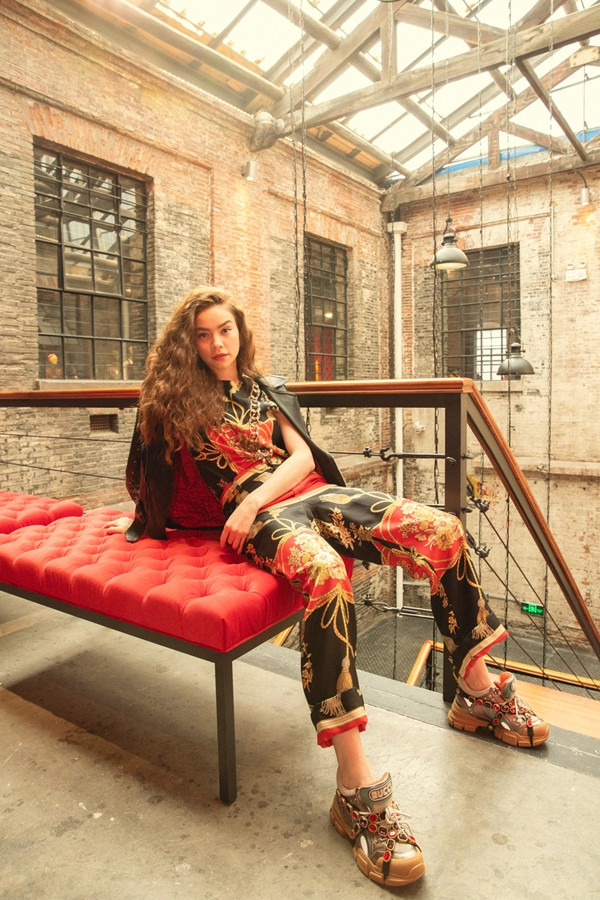 Ở buổi triển lãm, Hồ Ngọc Hà chiêm ngưỡng những thiết kế mới nhất, nghe giới thiệu về nguồn cảm hứng độc đáo trong từng bộ trang phục của Gucci.