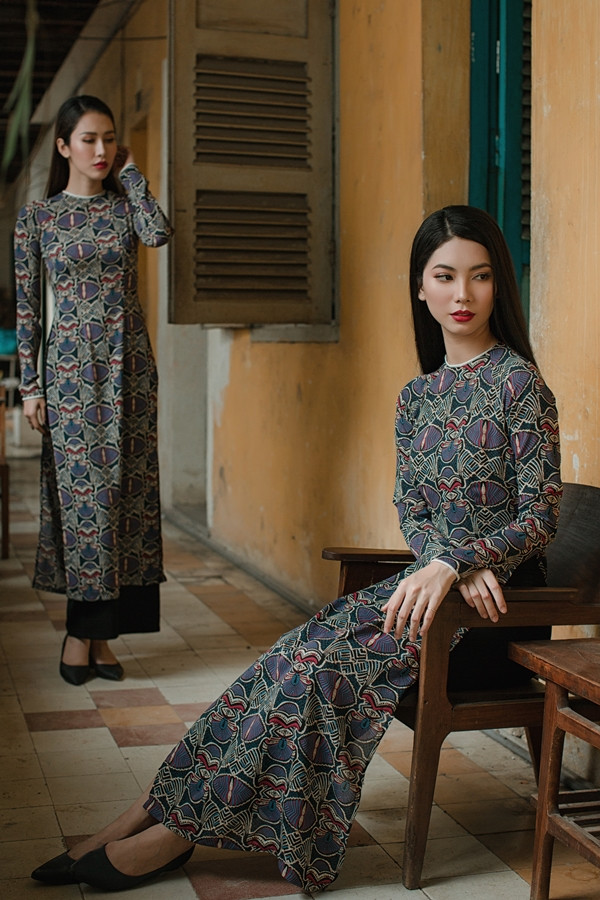 Trên nền các gam trầm, ấm nóng, nhà mốt sáng tạo nhiều mẫu hoa văn độc đáo. Trên nền các gam trầm, ấm nóng, nhà mốt sáng tạo nhiều mẫu hoa văn độc đáo.