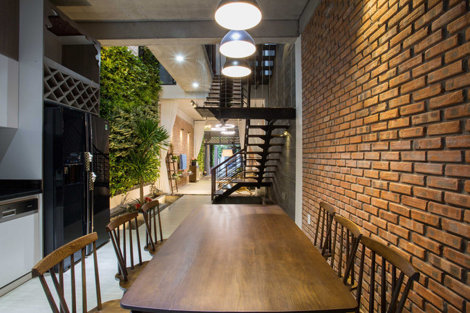 Từ phòng khách, đi vào sâu nhà sẽ gặp một hồ cá koi nhỏ. Cuối nhà là phòng ăn và bếp. Từ phòng khách, đi vào sâu nhà sẽ gặp một hồ cá koi nhỏ. Cuối nhà là phòng ăn và bếp.