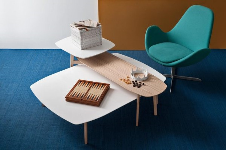 Hai chiếc bàn chồng lên nhau có thể sử dụng cho nhiều mục đích khác nhau. Hai chiếc bàn chồng lên nhau có thể sử dụng cho nhiều mục đích khác nhau.