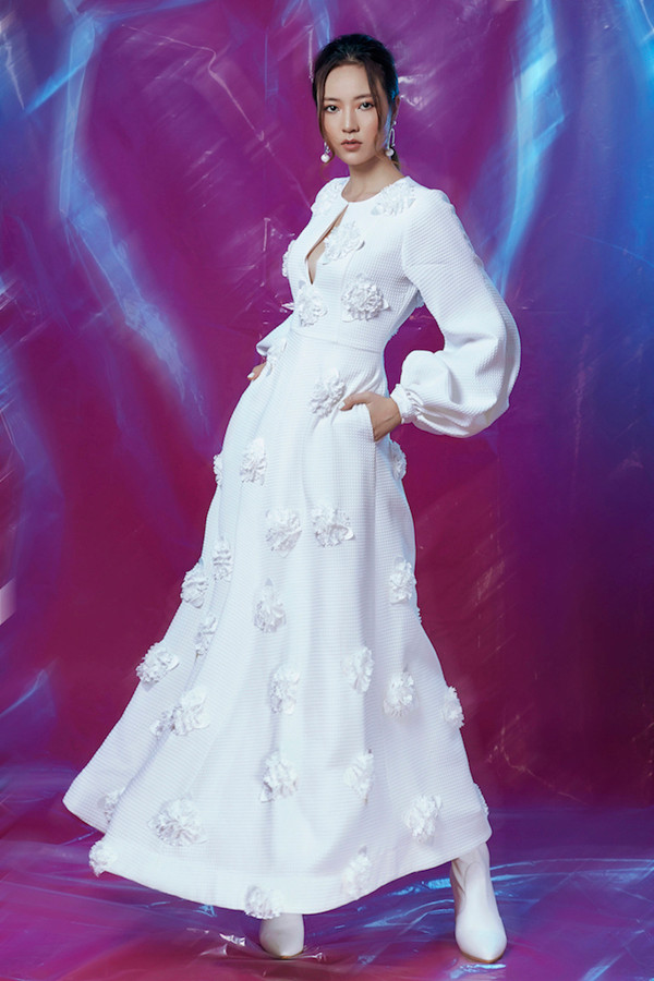 Những mẫu trang phục trắng tinh khôi hay đỏ rực rỡ mang đến nhiều may mắn, tốt lành cho năm mới, hứa hẹn sẽ trở thành xu hướng được yêu thích trong dịp Tết này. Những mẫu trang phục trắng tinh khôi hay đỏ rực rỡ mang đến nhiều may mắn, tốt lành cho năm mới, hứa hẹn sẽ trở thành xu hướng được yêu thích trong dịp Tết này.