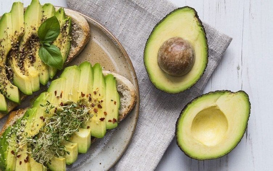 Trái bơ nên được rửa sạch trước khi tách và bỏ vỏ hoàn toàn trước khi ăn. Thói quen dùng muỗng ăn bơ khi còn trong vỏ sẽ rất nguy hiểm - ảnh minh họa từ internet