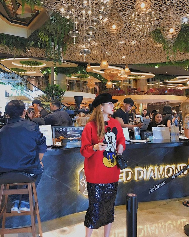 Áo len đỏ họa tiết hoạt hình và chân váy sequin là bộ đôi lý tưởng giúp Yến Nhi nổi bật giữa đám đông, lại thể hiện được tinh thần Giáng Sinh một cách hoàn hảo.