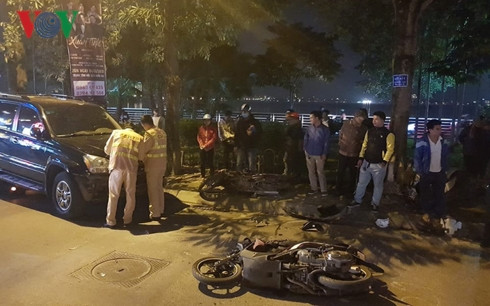  Lực lượng chức năng phong tỏa hiện trường để xử lý vụ việc.