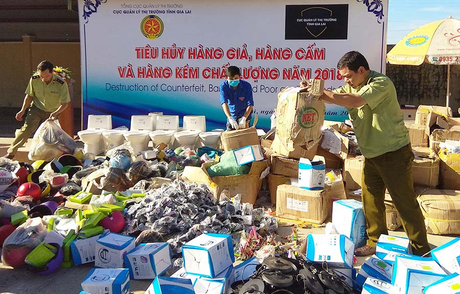  Cơ quan chức năng tiêu hủy gần 10 tấn hàng hóa vi phạm. Ảnh: Lê Lan