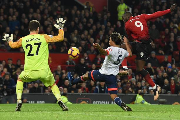 Lukaku dứt điểm khéo léo ghi bàn thắng thứ 4.  Lukaku dứt điểm khéo léo ghi bàn thắng thứ 4.