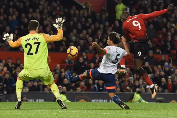  Lukaku dứt điểm khéo léo ghi bàn thắng thứ 4.