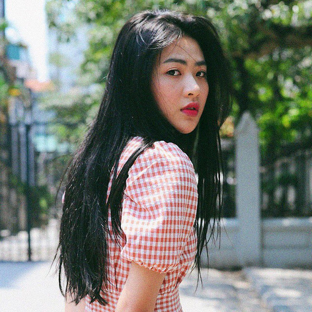  Thực ra mình rất sợ máy mài móng và tiếng của nó nên khi chị thợ làm mình cứ sợ rồi ngồi theo dõi hoài, không cho chị ý nhìn đi đâu khác. Cô của mình thấy rất buồn cười nên đã quay lại rồi đăng lên mạng”, Trang chia sẻ.