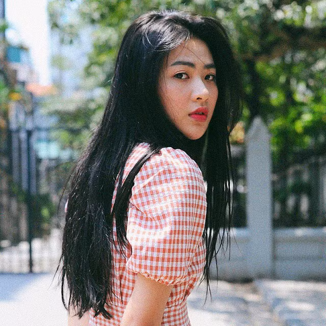  Thực ra mình rất sợ máy mài móng và tiếng của nó nên khi chị thợ làm mình cứ sợ rồi ngồi theo dõi hoài, không cho chị ý nhìn đi đâu khác. Cô của mình thấy rất buồn cười nên đã quay lại rồi đăng lên mạng”, Trang chia sẻ.