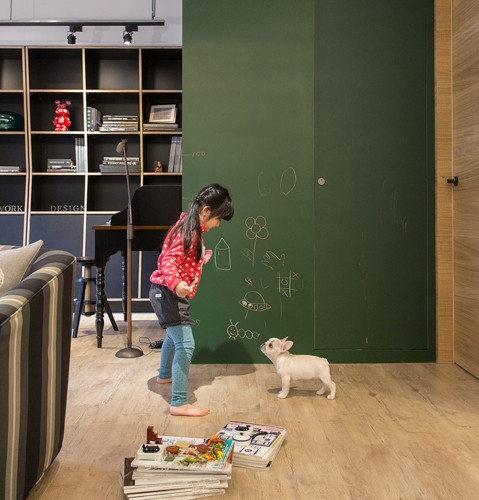 Bé có thể học bài, chơi các trò chơi ngay trên sàn nhà bằng gỗ. Bé có thể học bài, chơi các trò chơi ngay trên sàn nhà bằng gỗ.