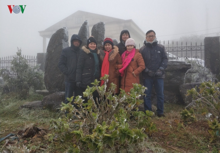 Thời tiết không thuận lợi, nhưng hầu hết các nhà nghỉ ở Khu du lịch Mẫu Sơn đến thời điểm này đều đã kín phòng bởi nhiều người quyết định chọn địa điểm này cho kỳ nghỉ Tết Dương lịch.