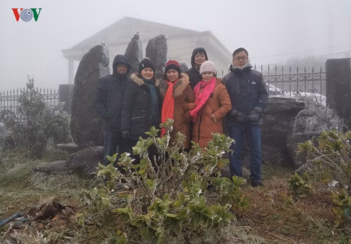 Thời tiết không thuận lợi, nhưng hầu hết các nhà nghỉ ở Khu du lịch Mẫu Sơn đến thời điểm này đều đã kín phòng bởi nhiều người quyết định chọn địa điểm này cho kỳ nghỉ Tết Dương lịch.