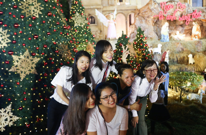  Mỗi tối đều có nhiều người dân, du khách đến tham quan, chụp ảnh. Tuy nhiên, ngoài giờ thánh lễ thì mọi người không được vào bên trong thánh đường.