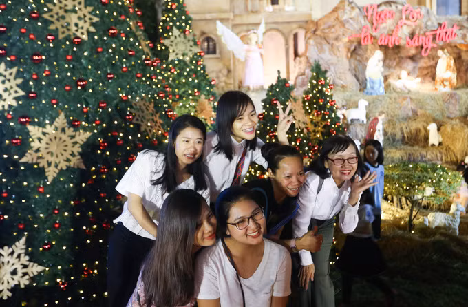  Mỗi tối đều có nhiều người dân, du khách đến tham quan, chụp ảnh. Tuy nhiên, ngoài giờ thánh lễ thì mọi người không được vào bên trong thánh đường.