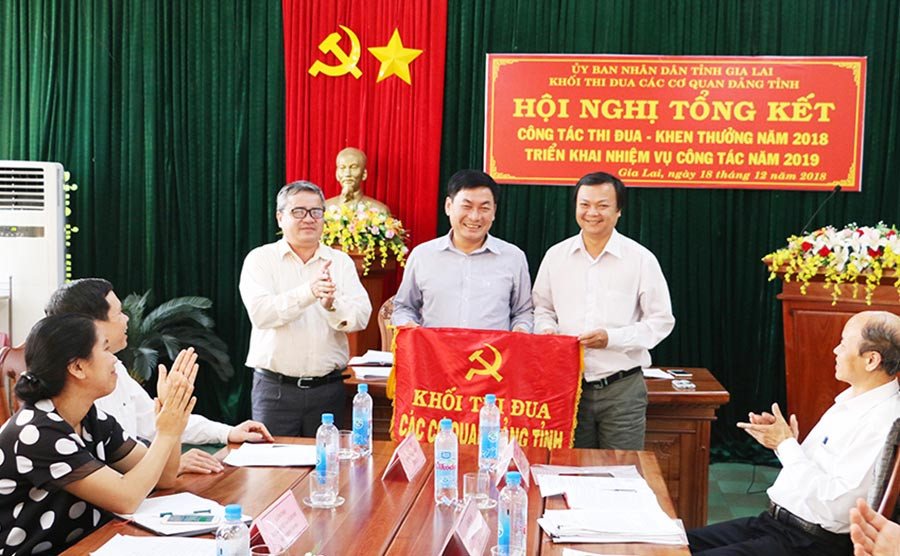  Ông Huỳnh Kiên-Tổng Biên tập Báo Gia Lai-nhận cờ Trưởng Khối thi đua các cơ quan Đảng tỉnh.