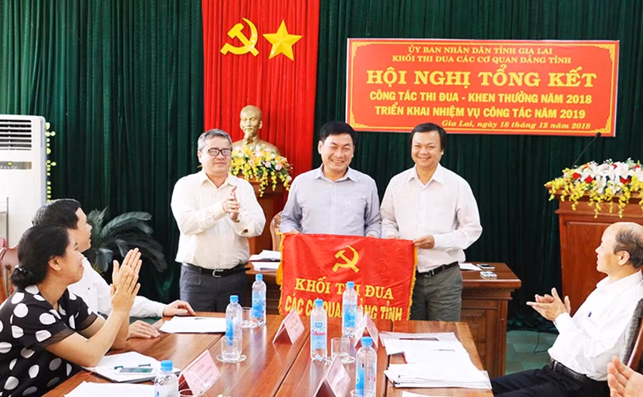  Ông Huỳnh Kiên-Tổng Biên tập Báo Gia Lai-nhận cờ Trưởng Khối thi đua các cơ quan Đảng tỉnh.