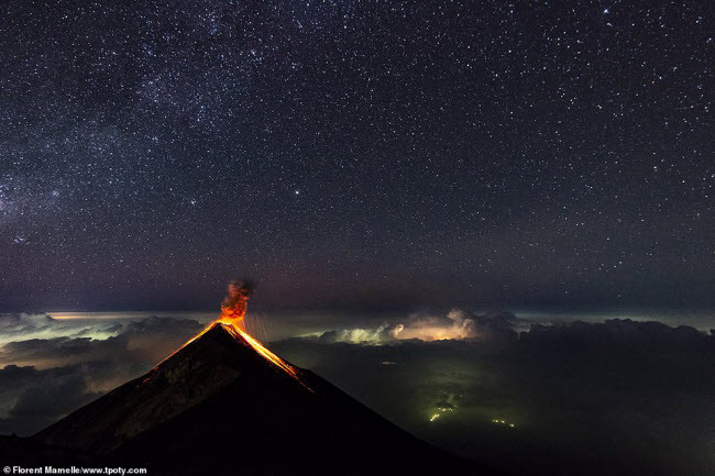  Dung nham đỏ rực phun trào lên trong bầu trời đêm từ núi lửa Fuego gần thành phố Antigua ở Guatemala. Ảnh: Florent Mamelle