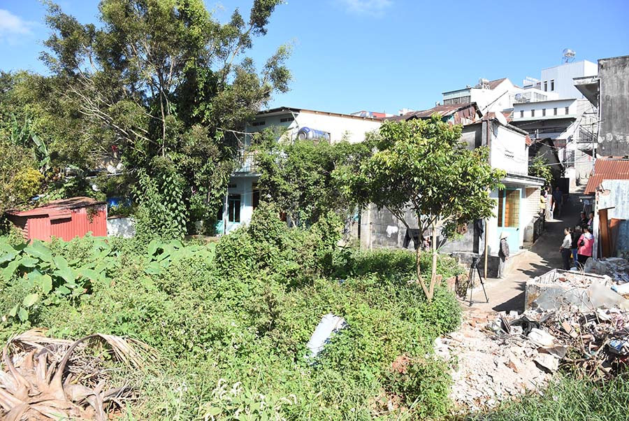  Khu vực đất của các hộ thuộc thu hồi, giải phóng mặt bằng thực hiện dự án Kè chống sạt lở suối Hội Phú giai đoạn 2-đoạn từ đường Hùng Vương đến Nguyễn Tri Phương. Ảnh: Minh Nguyễn