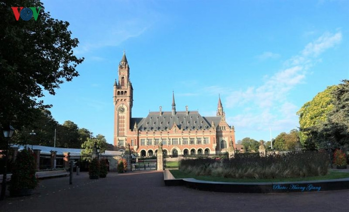  Các thành phố Hà Lan tuy không hoa lệ như Paris, không đậm đà như Rome, không yểu điệu như London nhưng lại mang vẻ đẹp 