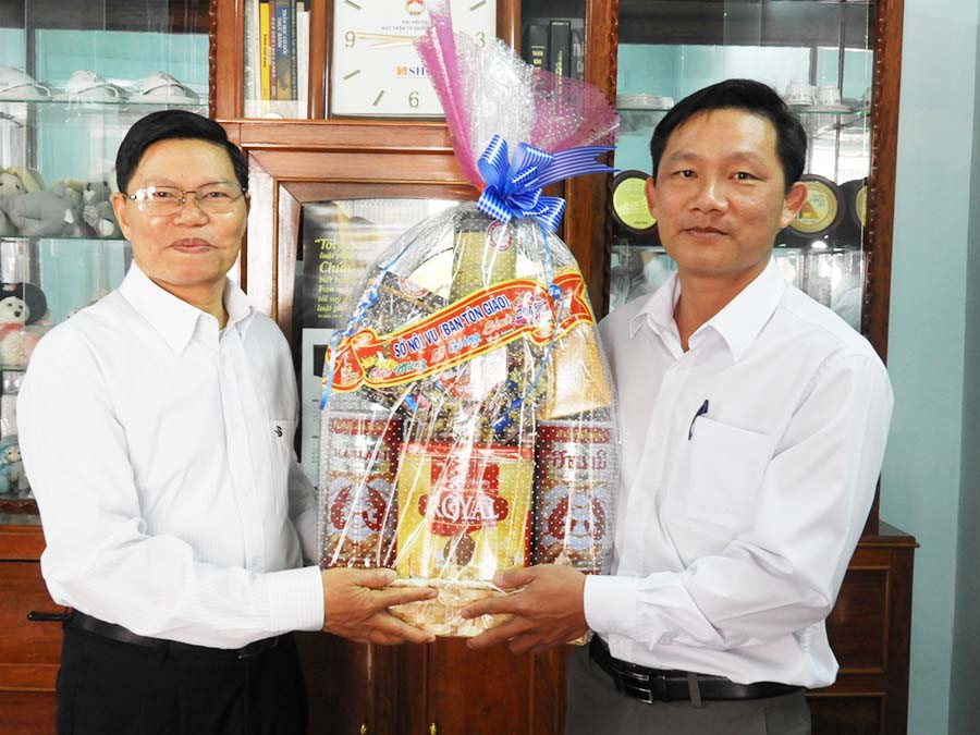 Ban Tôn giáo tỉnh chúc mừng Mục sư Trưởng Ban đại diện Tin lành tỉnh. Ảnh: Thanh Nhật  Ban Tôn giáo tỉnh chúc mừng Mục sư Trưởng Ban đại diện Tin lành tỉnh. Ảnh: Thanh Nhật