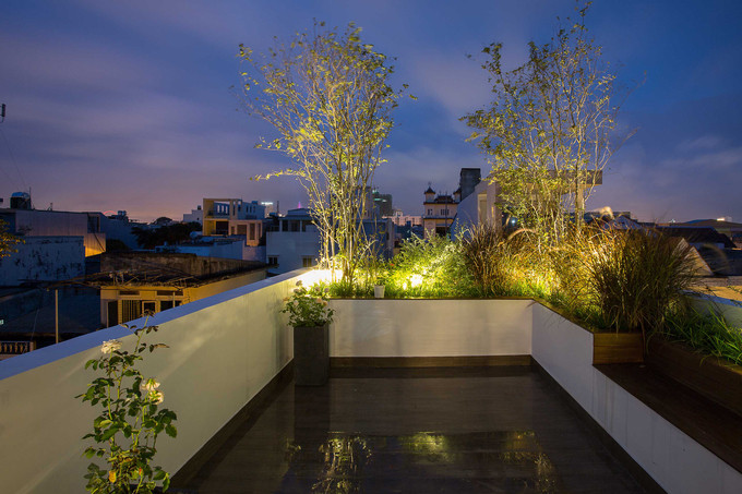 Ngoài ra, tầng ba còn có thêm vườn cây xanh và sân chơi dành cho gia đình vào những ngày đẹp trời hay cho những buổi tối lãng mạn của riêng bố mẹ. Ngoài ra, tầng ba còn có thêm vườn cây xanh và sân chơi dành cho gia đình vào những ngày đẹp trời hay cho những buổi tối lãng mạn của riêng bố mẹ.