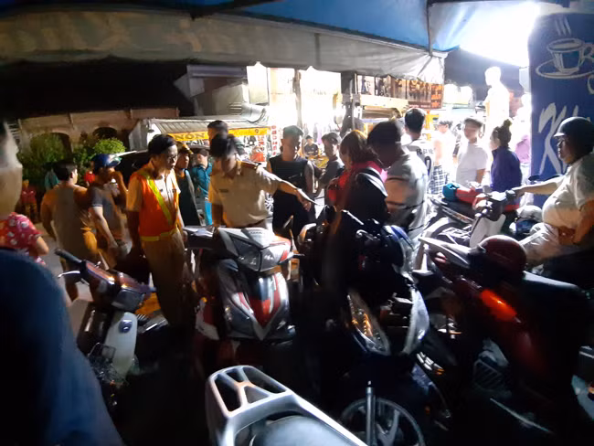  Lực lượng chức năng điều tra nguyên nhân vụ việc.