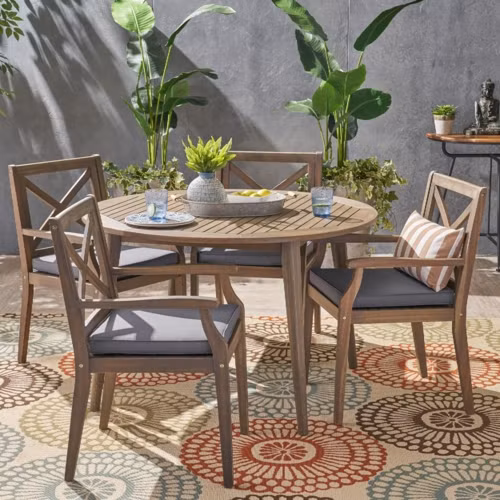 Bàn tròn cùng ghế bọc nệm mang lại những buổi tối mùa hè quây quần bên cạnh những người thân yêu