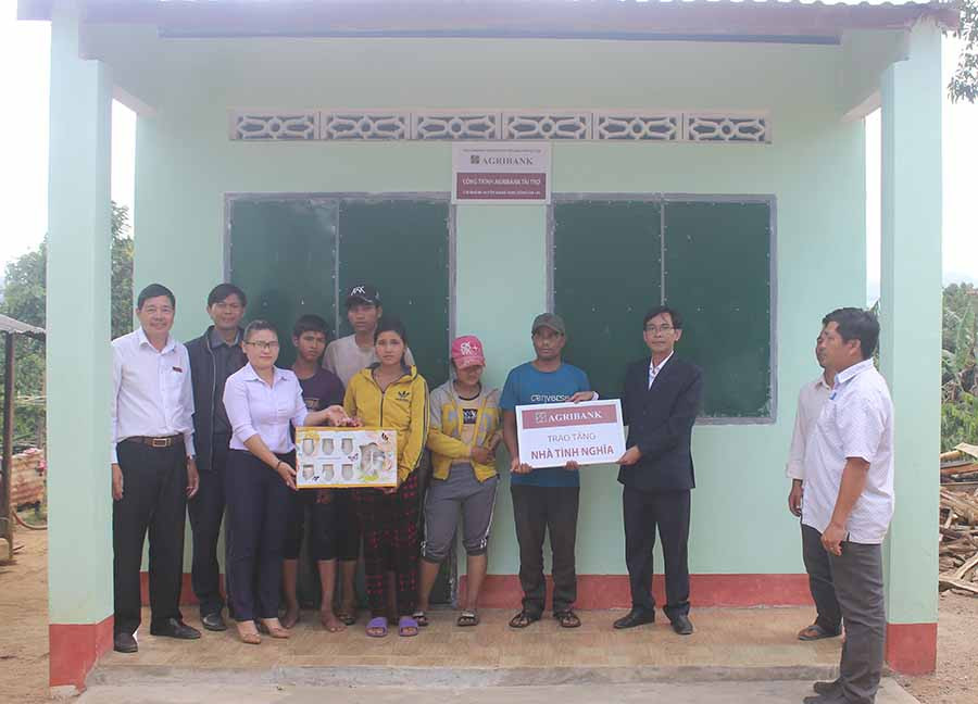 Tặng nhà tình nghĩa cho bà con Bahnar. Ảnh: Sơn Ca