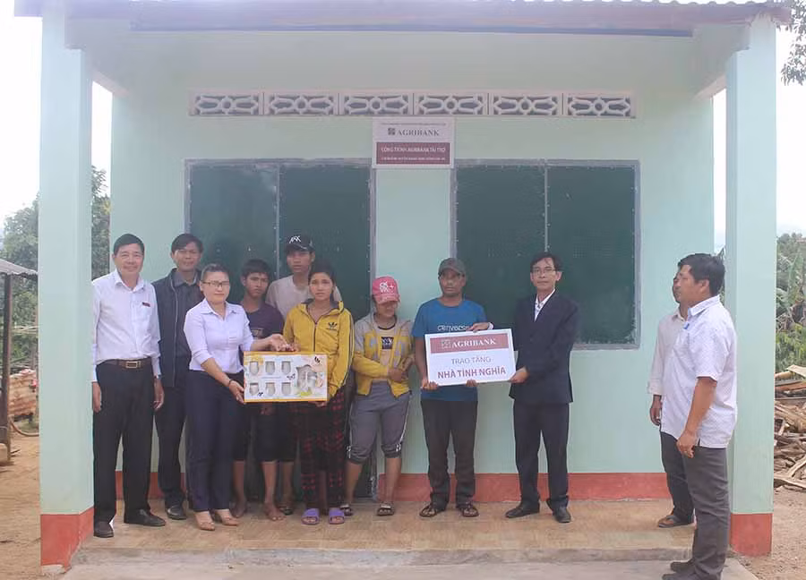 Tặng nhà tình nghĩa cho bà con Bahnar. Ảnh: Sơn Ca