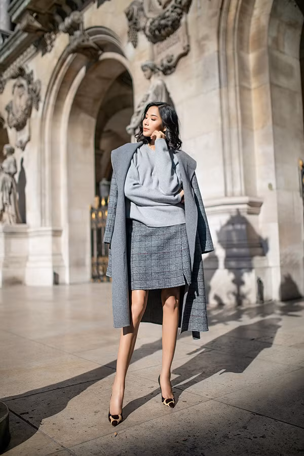 Các thiết kế măng tô dạ ấm áp và sang trọng là trang phục không thể thiếu trong tủ đồ mùa đông của phái đẹp. Không chỉ mang mục đích giữ ấm, chiếc áo măng tô trong mùa đông còn làm nổi bật sự sang trọng và cá tính của người mặc.