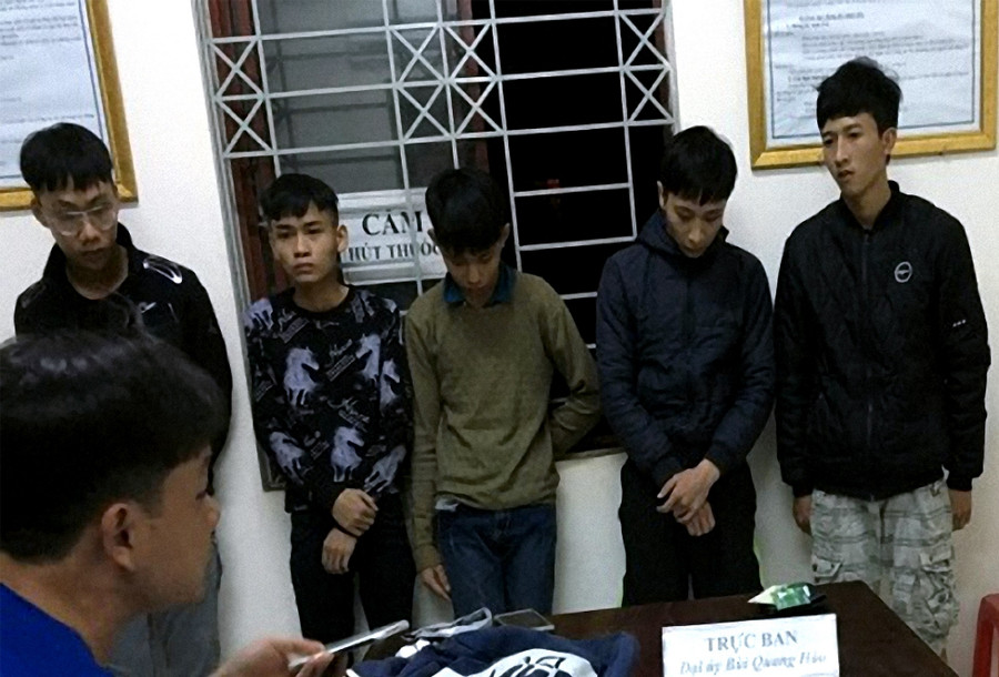 Nhóm thanh thiếu niên tại cơ quan điều tra. 