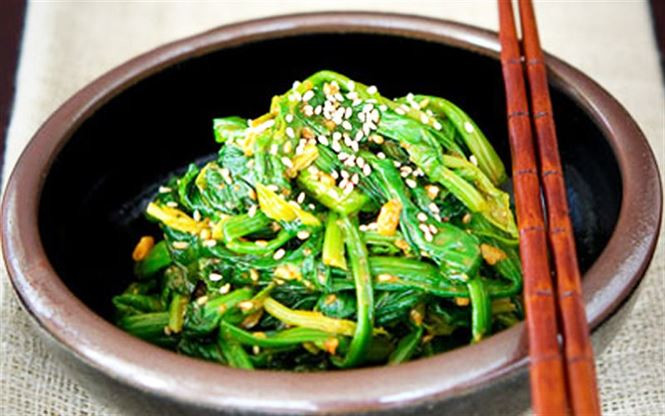 Một nghiên cứu cho thấy, nguy cơ ung thư buồng trứng ở những người ăn nhiều rau có chứa chất kaempferol (thuộc nhóm flavoinoid) giảm đến 40% so với những người hấp thụ chất này ít hơn. Ảnh minh hoạ: Internet