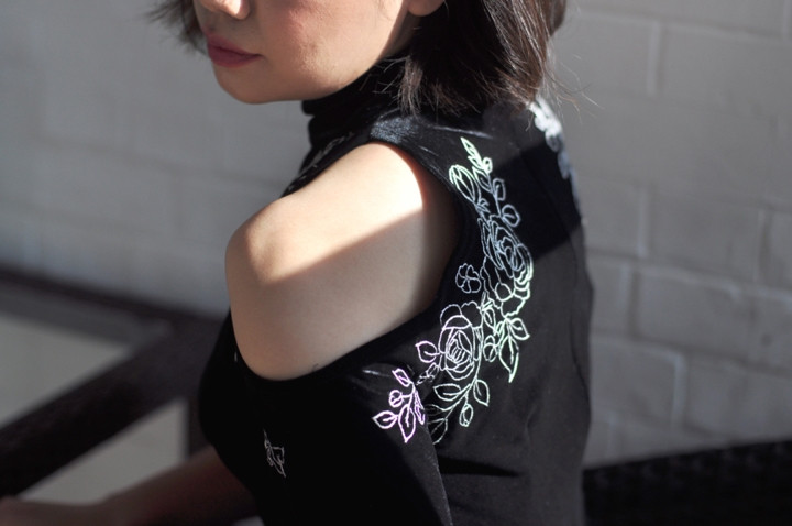 Kiểu cut-out để lộ vai trần kết hợp với họa tiết thêu sẽ khiến chiếc váy nhung kín đáo lại có chút gợi cảm.