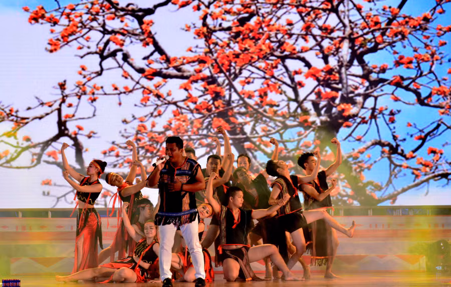 Chương trình nghệ thuật tái hiện câu chuyện tình yêu gắn với hoa Pơ Lang. Ảnh: Sơn Tùng