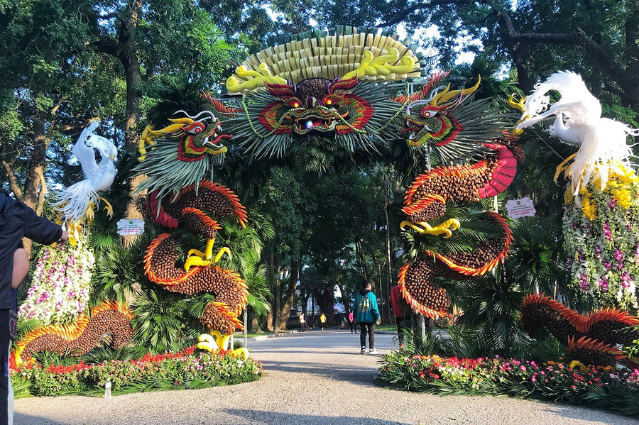 Mới đây, triển lãm trưng bày sinh vật cảnh Thủ đô vừa được khai mạc tại công viên Bách Thảo (Hà Nội). Triển lãm quy tụ hơn 1 nghìn tác phẩm cây cảnh nghệ thuật, thảm hoa và các tác phẩm tạo hình hoa quả độc đáo.