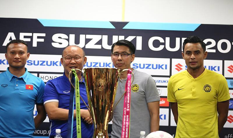 Hai HLV Park Hang Seo và Tan Cheng Hoe trong buổi họp báo trước trận chung kết lượt đi. Ảnh: SN Hai HLV Park Hang Seo và Tan Cheng Hoe trong buổi họp báo trước trận chung kết lượt đi. Ảnh: SN