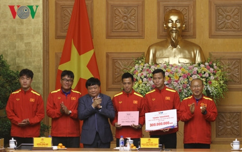 Tổng Giám đốc VOV Nguyễn Thế Kỷ tặng Đội tuyển bóng đá quốc gia số tiền 300 triệu đồng.