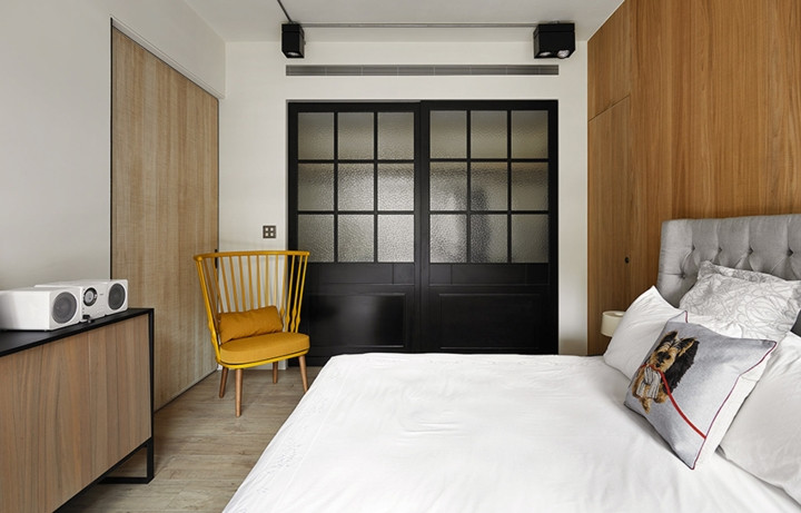 Ghế tựa màu vàng gần giống với ghế ngoài phòng khách, giường ngủ bọc nệm dày dặn mang lại giấc ngủ sâu và êm ái. Ghế tựa màu vàng gần giống với ghế ngoài phòng khách, giường ngủ bọc nệm dày dặn mang lại giấc ngủ sâu và êm ái.