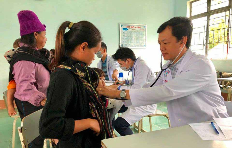 Các bác sĩ khám bệnh cho người dân