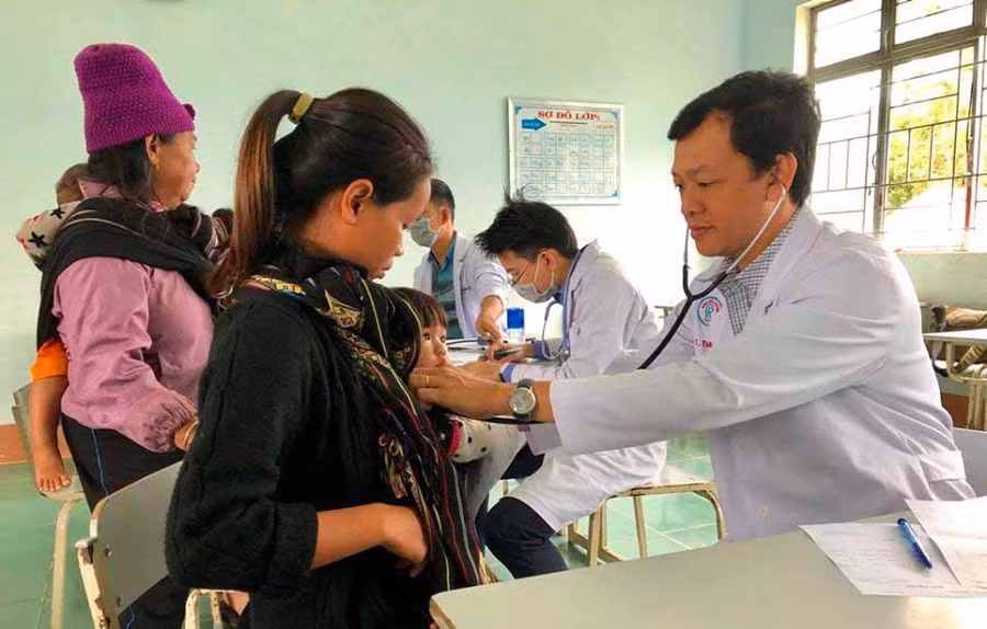 Các bác sĩ khám bệnh cho người dân