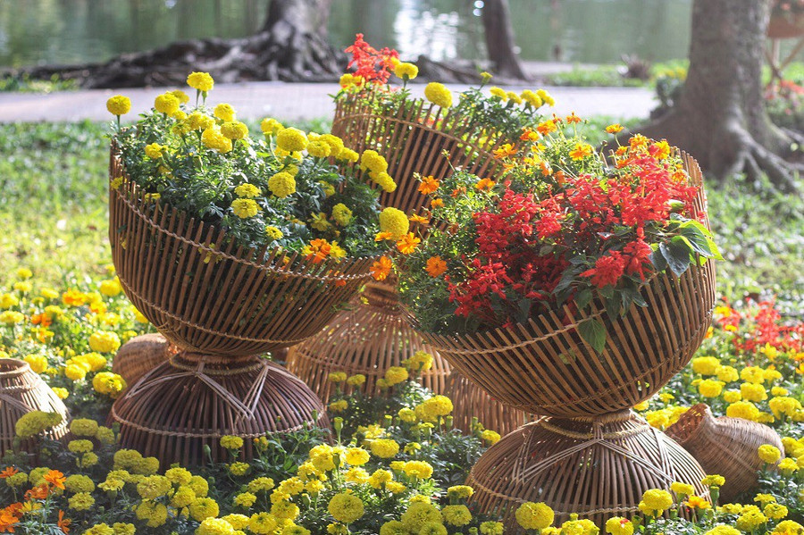 Ngoài tác phẩm Song Long, con đường hoa với chủ đề “Hương sắc Thủ đô” do 40 nghệ nhân cắt tỉa nghệ thuật hàng đầu Việt Nam thực hiện trong 15 ngày cũng gây ấn tượng với khách tham quan.