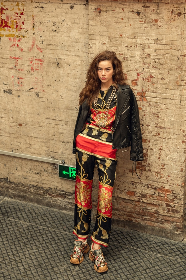 Bộ trang phục của Hồ Ngọc Hà mang phong cách Gothic - thường bị gắn liền với sự u tối, diêm dúa. Tuy nhiên, nữ ca sĩ khéo léo phối trang phục với kiểu tóc xoăn, giày sneaker đế thô tạo thành tổng thể hài hòa, mang đậm nét thời trang cao cấp.