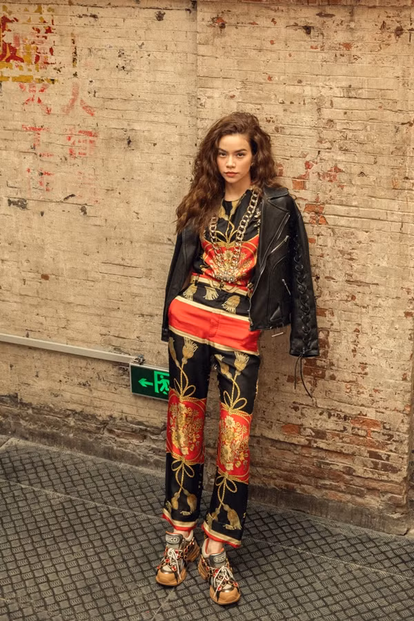 Bộ trang phục của Hồ Ngọc Hà mang phong cách Gothic - thường bị gắn liền với sự u tối, diêm dúa. Tuy nhiên, nữ ca sĩ khéo léo phối trang phục với kiểu tóc xoăn, giày sneaker đế thô tạo thành tổng thể hài hòa, mang đậm nét thời trang cao cấp.