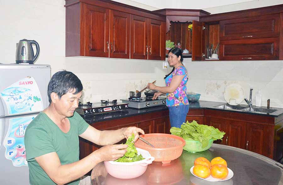 Thượng tá Bùi Đình Hiền (Bộ Chỉ huy Quân sự tỉnh) tranh thủ giúp vợ mỗi khi có thời gian. Ảnh: P.D