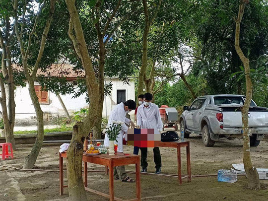 Cơ quan chức năng tiến hành khám nghiệm tử thi  Cơ quan chức năng tiến hành khám nghiệm tử thi